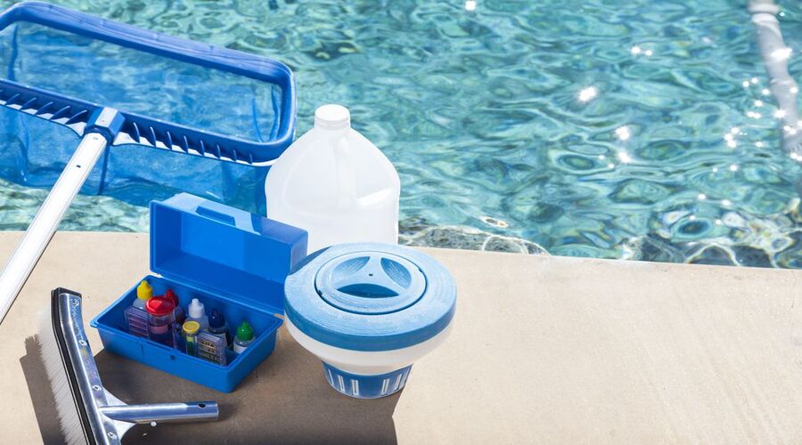 Dùng hóa chất bảo trì nước hồ