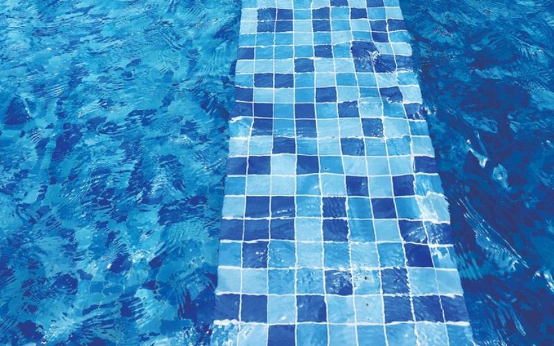 Lát gạch hoàn thiện hồ bơi