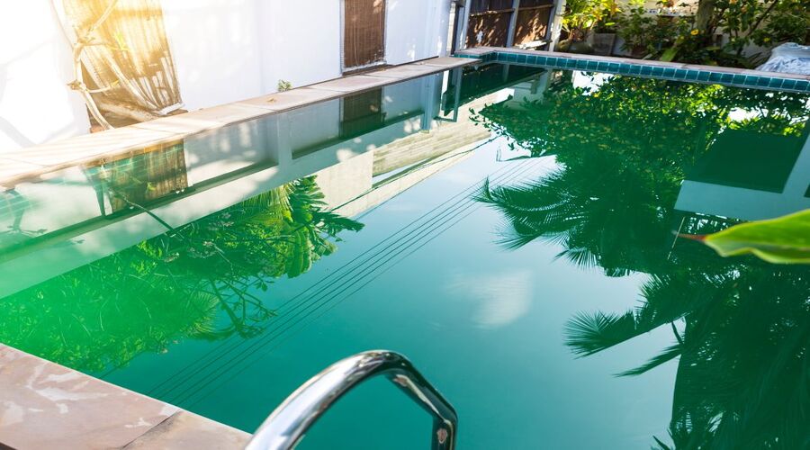 Xử lý nước hồ bơi lâu ngày
