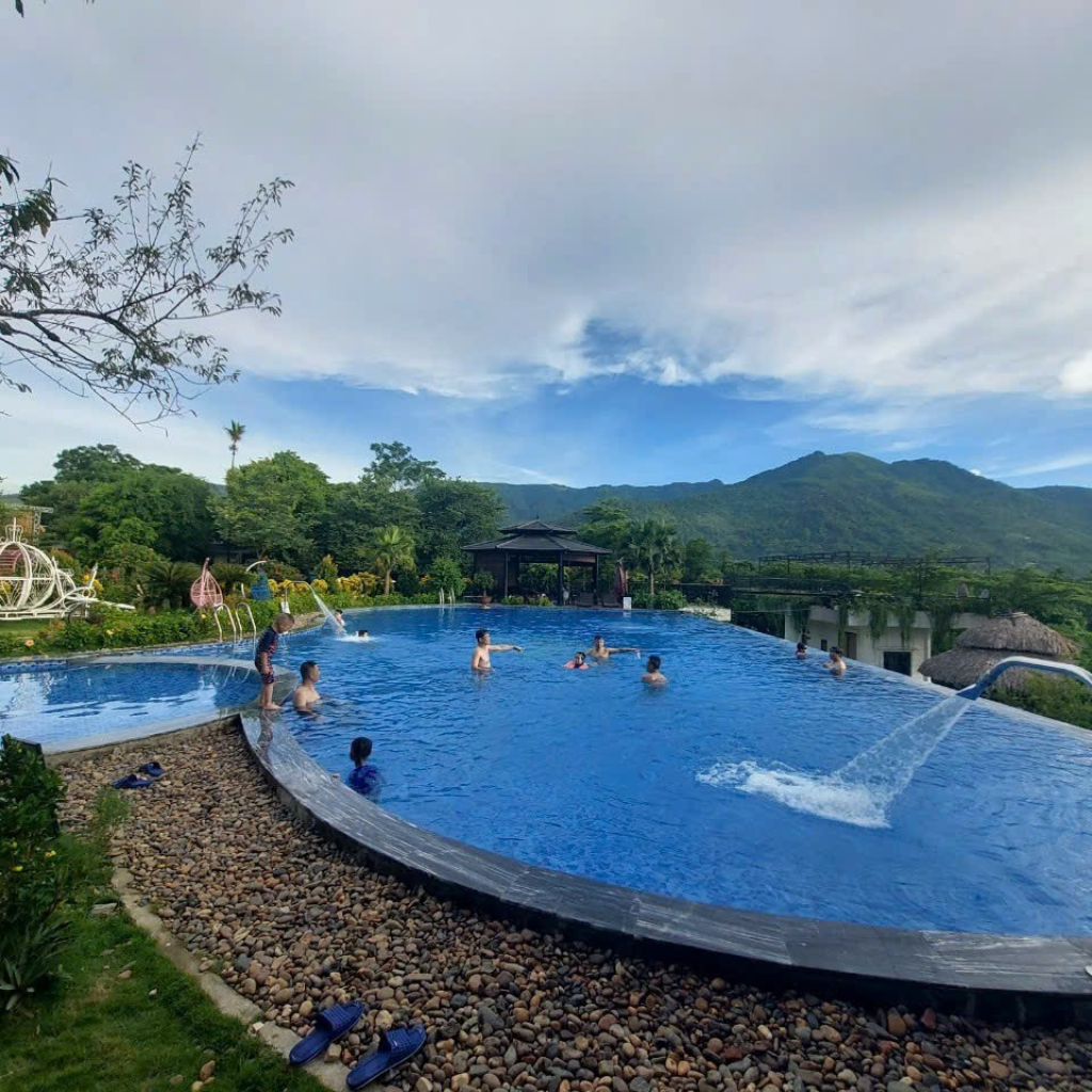 Cảnh quan bể bơi Cư Yên